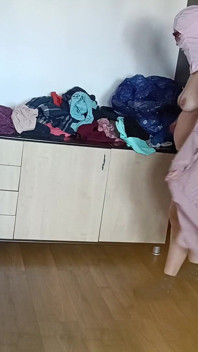 Amatérská manželka se baví zkoušením oblečení a řezáním