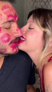 顔中に絶え間なく口紅キスをつける