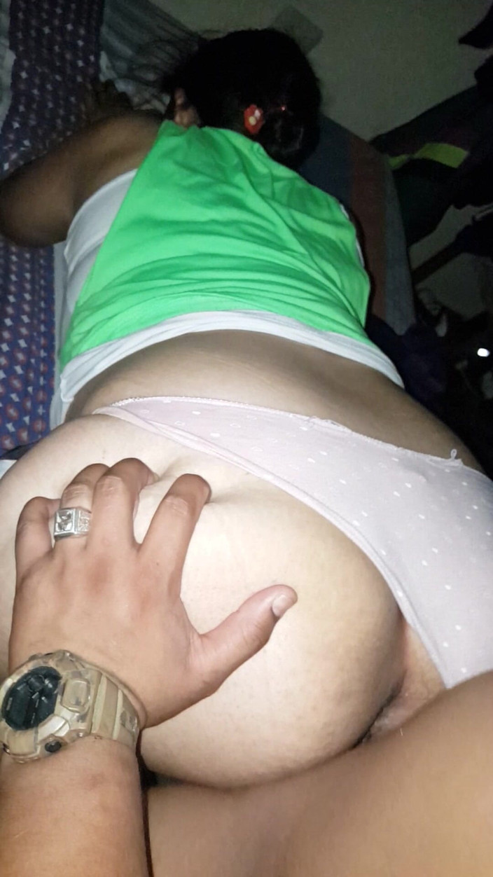 Eatrella j: Pantat bahenol cewek ini dientot posisi foursome sampai matanya menganga...