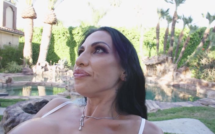 Deutschland Porno X: Giulia Lawson anal no banco de massagem