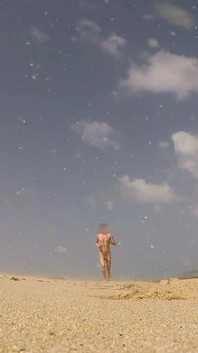 Sünnetsiz çıplak adam eyalet plajında ereksiyonla koşuyor