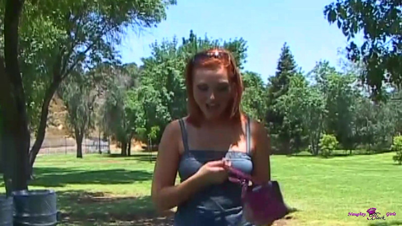 Naughty Black Girls: Náhodně vyzvednutá teenagerka ukazuje své dovednosti v jízdě na péru...