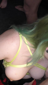 오지는 몸매에 사정하는 야생 영국 친구들