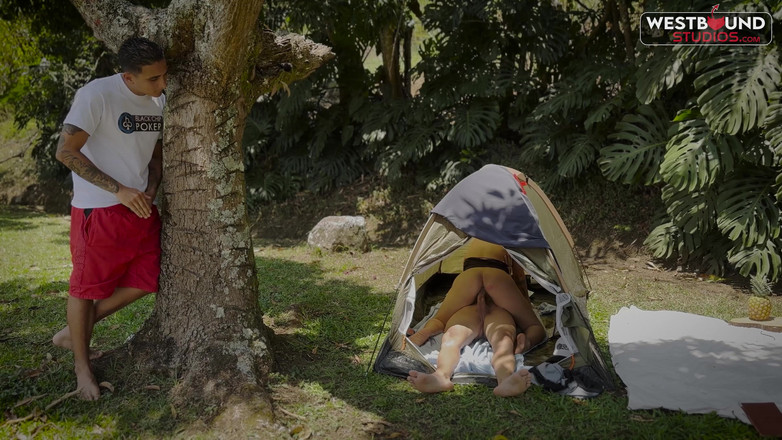 Run good girls: Annie Marin menikmati perkhemahan bertiga di luar dengan Dani dan...