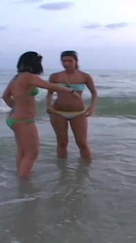 Trei bunăciuni se fac și se fără sutient la o plajă publică
