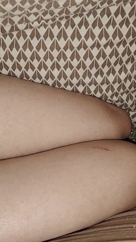 Je suis allongé à côté de ma demi-sœur et je touche ma bite.