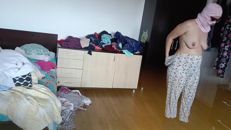 Amateur_MS: Amatorka Ma Zabawę Przymierzając Ubrania I Je Wycinając.