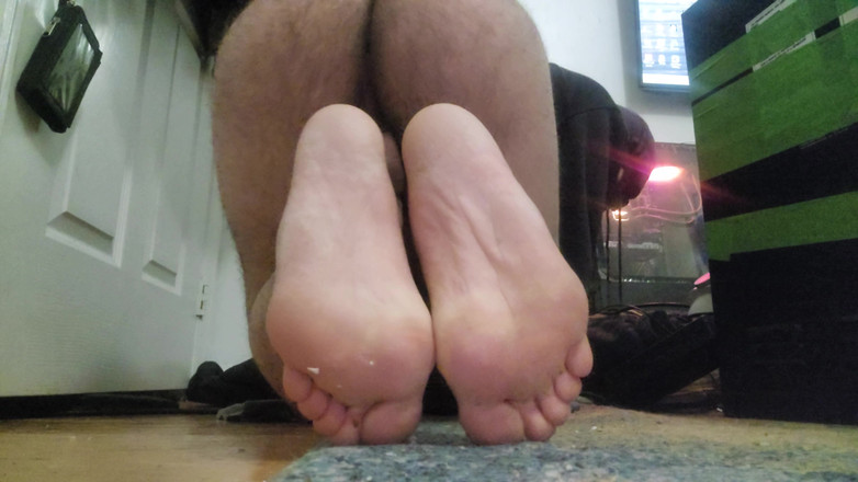 FootAijin: Незаймана тінка з пухирчастою дупою показує дупу і ноги