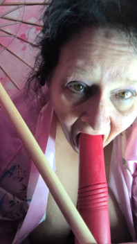 Kimono geisha pissende fontein buigt over doorhangende bergen