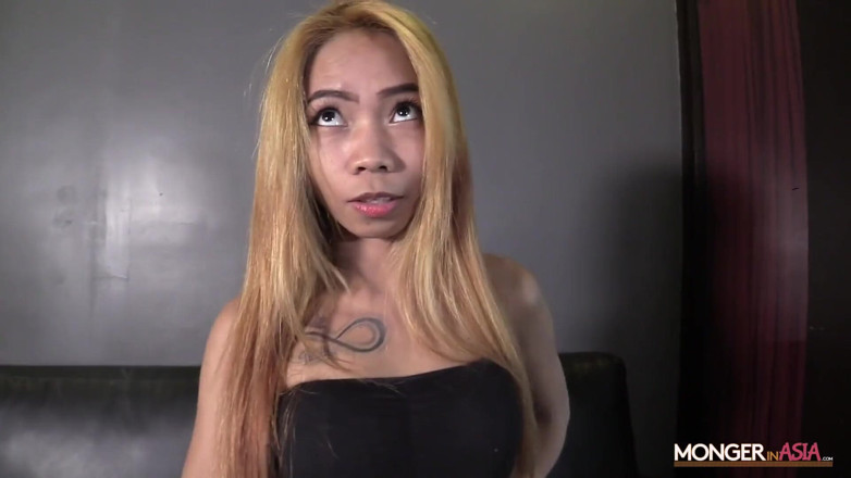 Monger In Asia: Seksi ince Asyalı sarışın dölleniyor ve dölleniyor