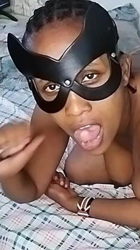 Une MILF noire se fait baiser en missionnaire par un voyou à grosse bite noire