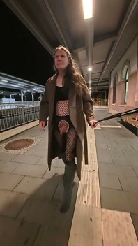 Nua na estação de trem e na cidade