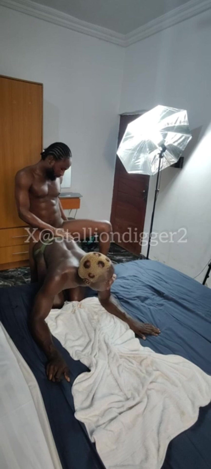 Stalliondiggerx: Memek cewek ini lagi asik muasin pantat bahenolnya