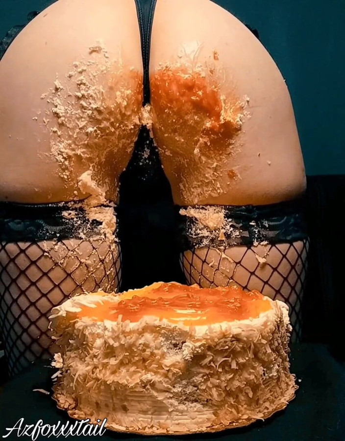 AzFoxxxTailPhelicia: Joc cu curul de la tort