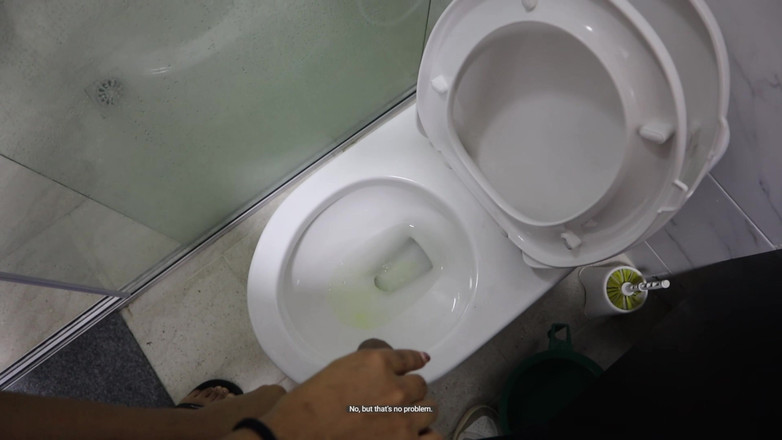 Solo_incognita: 義理の妹が継母と話しながら私のチンコを掴みました