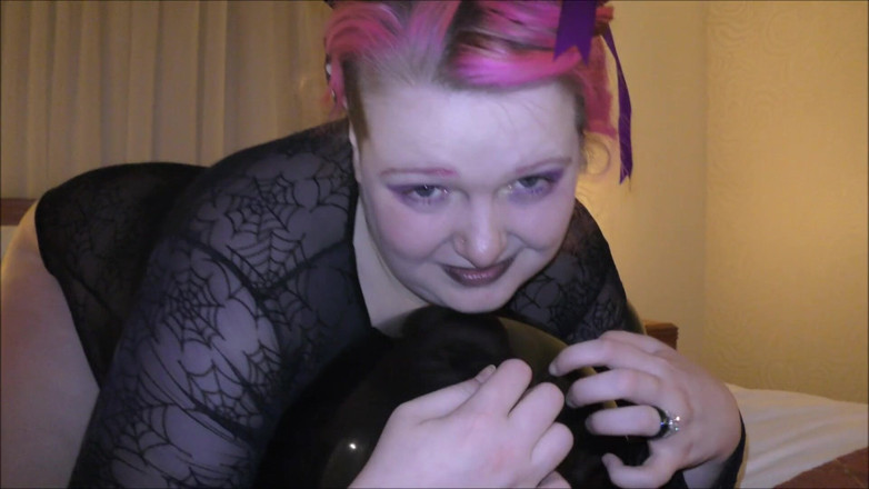 Mxtress Valleycat: BBW having fun with balloons