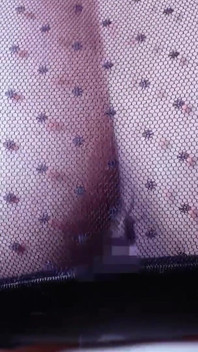一个与男友吵架并被踢出家门的漂亮女孩来内射。