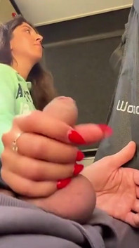Una chica extraña se masturbó y me chupó la polla en un autobús lleno de gente