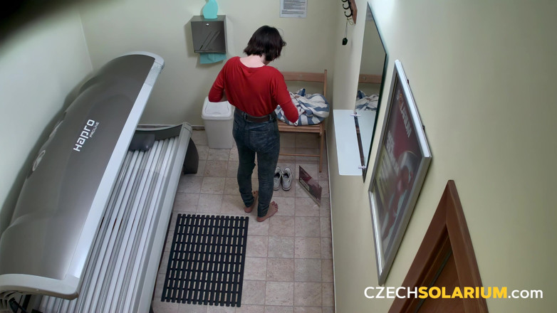 Czech Solarium: Solar ceh 321: o tânără țâțoasă se expune în solar