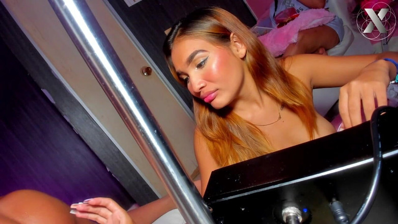 Feet Lovers club: Elle se fait lécher la chatte jusqu’à ce qu’elle jouisse