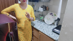 Saarabhabhi6: 부엌에서 내 발정난 새엄마를 찾아 - 힌디어 포르노