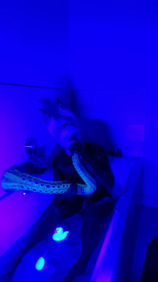 Athos: Uv latex-drohnensession