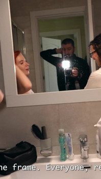 ¡Fuego Blanco Cristalino en la escena después del casting anal! ¡Público duro para tres en la ducha!