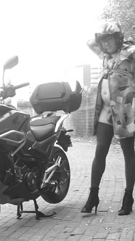 Ogni auto che passava vedeva il suo pene vibrare sotto il vestito trasparente.