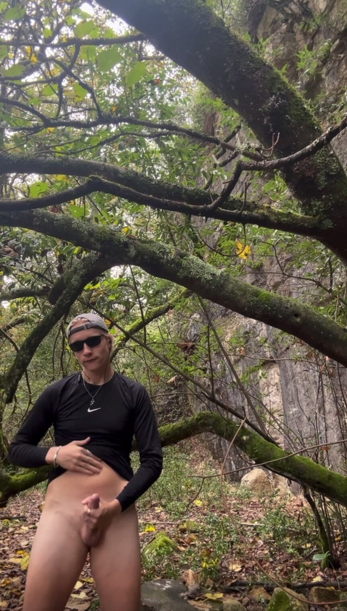 Axton Drake: Hiker Bro pergi off-laluan untuk melancap