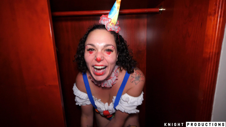 KnightProductions: Betty, plug anal, le clown suceur de bites