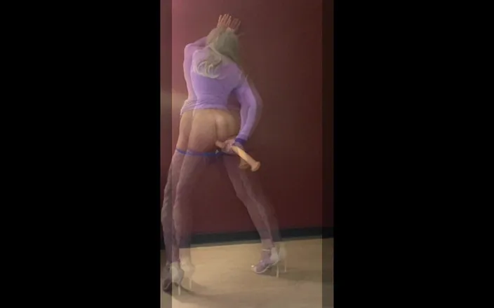 Dominiqueinheels: 23 Inch Dildo All the Way Almost