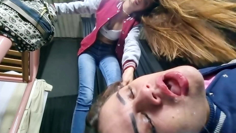 FetishKing: Diepe voeten extreem - de studentenvoeten slikken gevecht