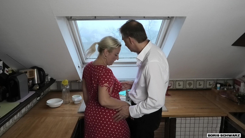 Boris Schwarz Studio: Místo mytí nádobí! Nymfomanka v domácnosti má prostě sex v...