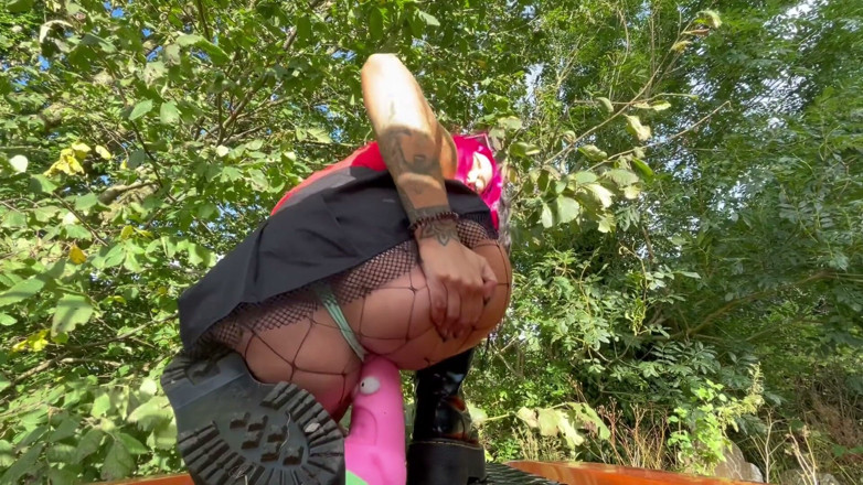 Hayley Quinn: PAWG Schlampe reitet patrick Star Dildo auf Landrover Defender Motorhaube