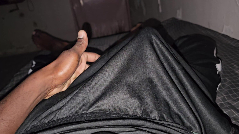 Mike Raj: Midnight Boner Fap z Uncut Black Mole Dick