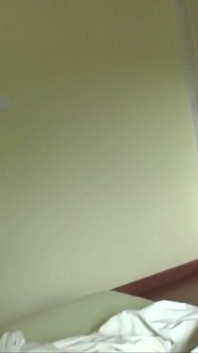 Pareja disfrutando del sexo mientras viejos miran