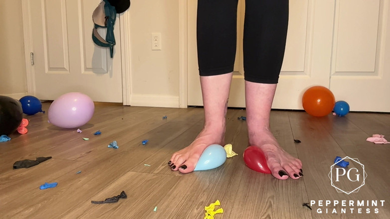 Peppermint Giantess: ¿Va a reventar? Pies de giganta vs globos descalzas, sandalias,...