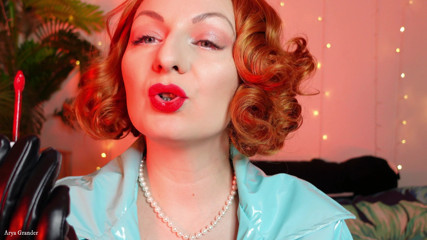Arya Grander: Proces rtěnky: ASMR sfw video (Arya Grander), červené rty a rovnátka