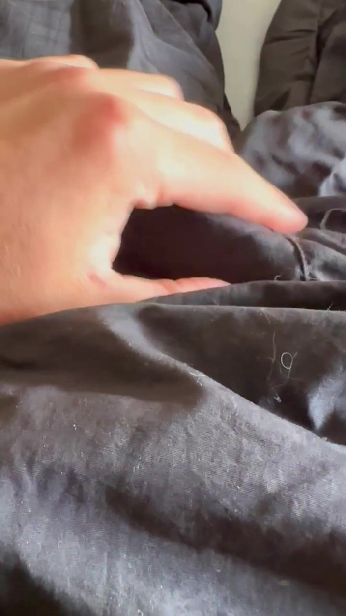 Gay Soldier Stuff: Solider armata se distrează cu pula lui tare care pulsează...