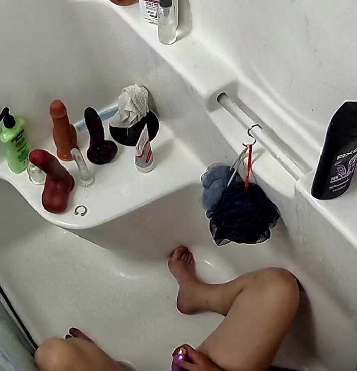 KittieNoOne: Milf culona juega con el coño en la ducha