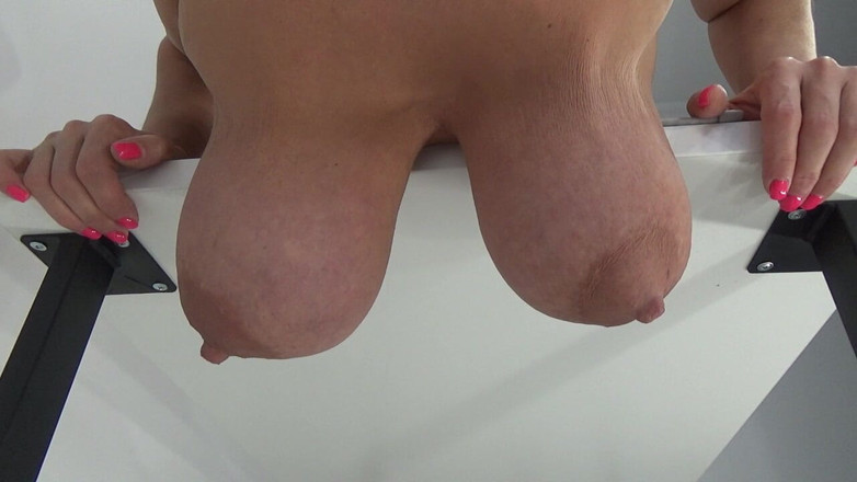 AnnaBUST: Peitos Grandes Pendurados Na Mesa