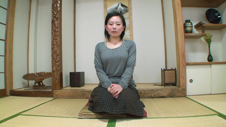 Japan Lust: Japonesa madura presenta su coño con ganas