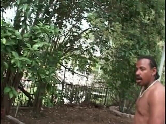 Cumming Soon: よく優雅なブロンド黒檀ふしだらな女は公園のベンチで巨大なディックを取ります