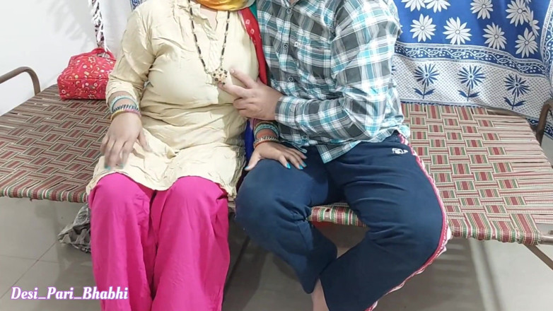 Desi Pari Bhabhi: 美丽的印度继母的阴户和屁股被继子狠操