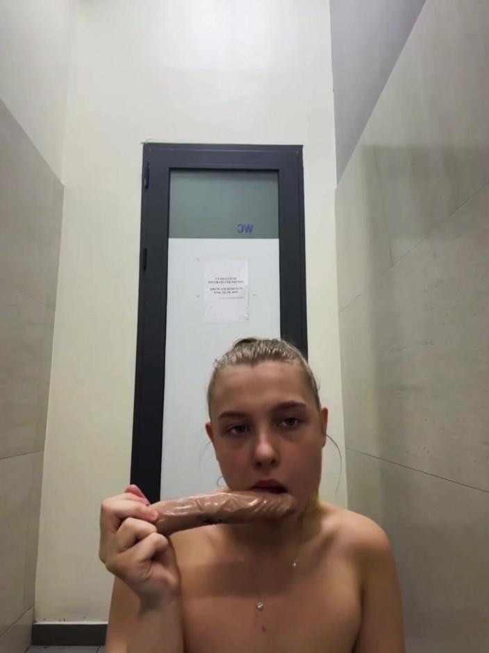 JuiceLussie: Populární Tiktok dívka hodně stříká na veřejnosti