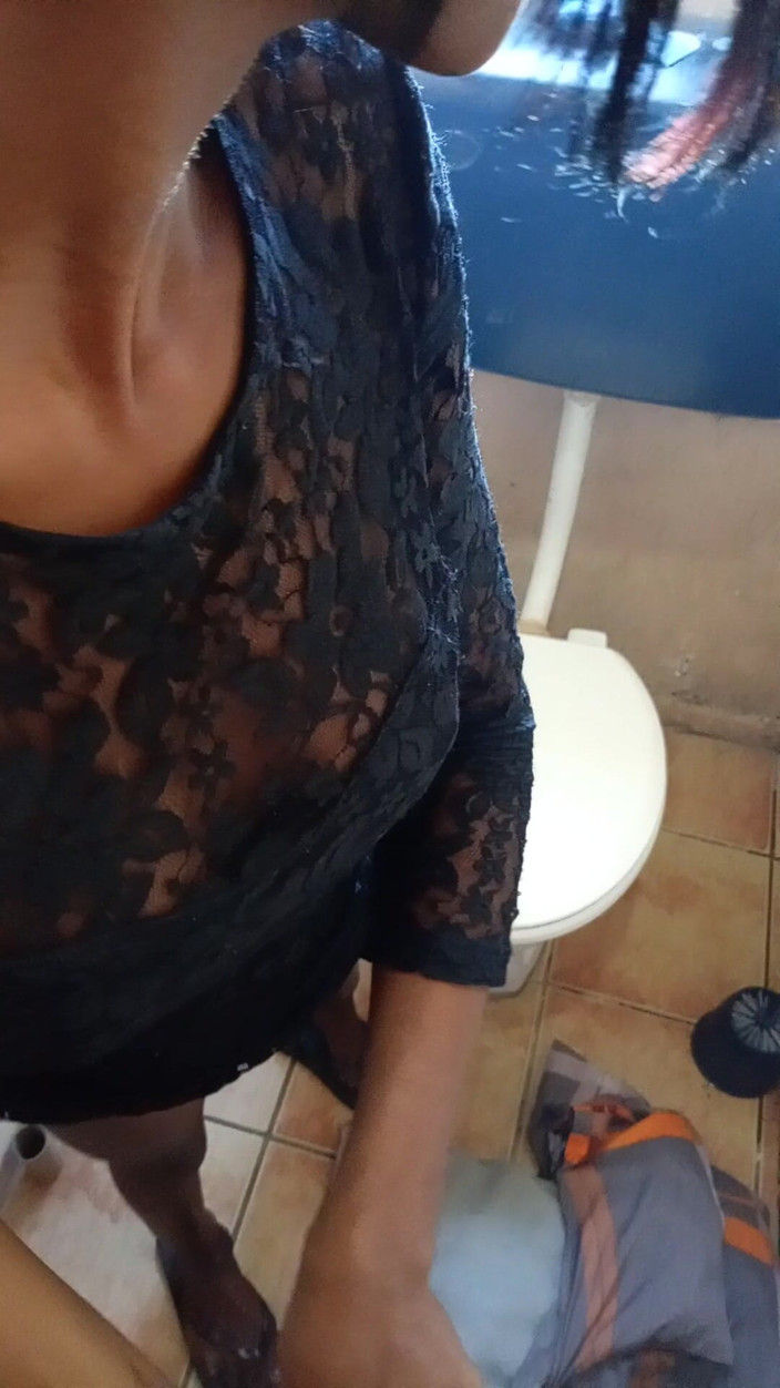hothouse18xxx: Cewek nakal kulit hitam lagi asik nyepong dan ngocok kontol...