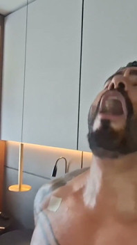 Instalatér skončí opravou potrubí dvou tátů