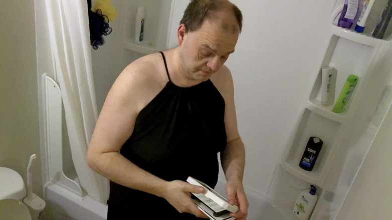Caressonnous: Stepdad Going to Take a Shower