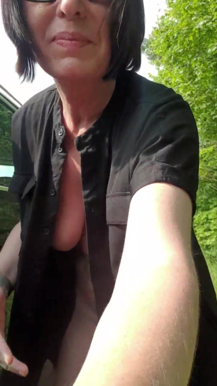 JulieEroticDress: จูลี่พุ่งอีกครั้งในลานจอดรถ