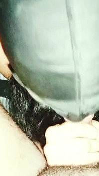 All'inizio la ragazza magra della mia sorellastra non voleva succhiare il cazzo, ma le piaceva.